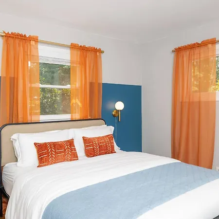 Holiday home Cozy 5bd | Sleeps 10 | Karaoke, Bbq & Large Yard *