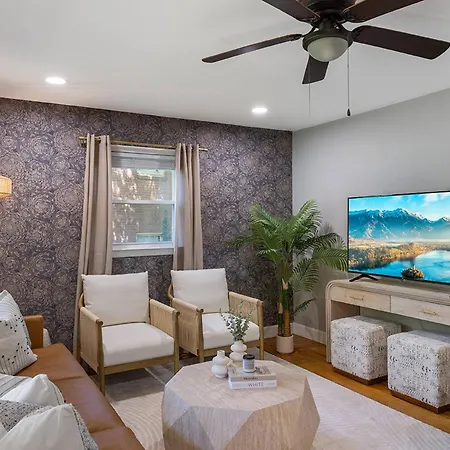 Holiday home Cozy 5bd | Sleeps 10 | Karaoke, Bbq & Large Yard *