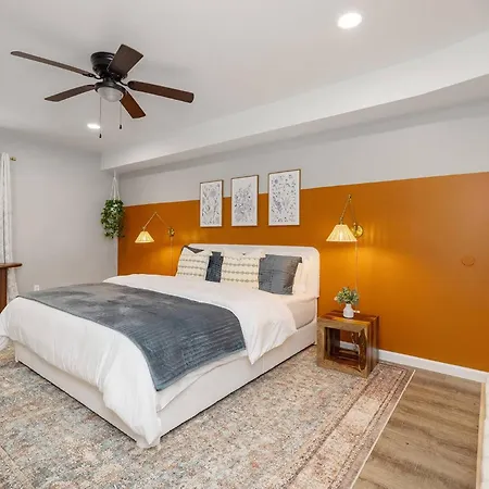 Holiday home Cozy 5bd | Sleeps 10 | Karaoke, Bbq & Large Yard Charlotte