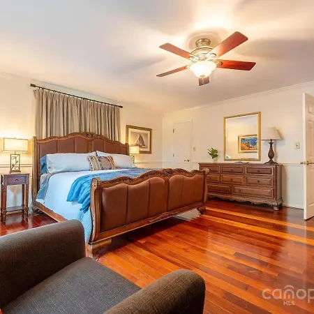The Davis Den Stylish Pet-friendly Escape *