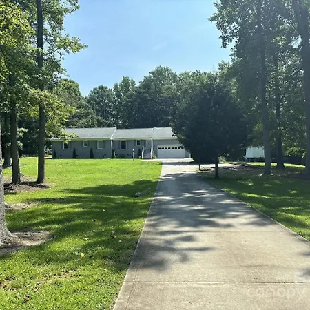 The Davis Den Stylish Pet-friendly Escape Holiday home Charlotte