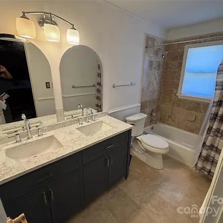 Holiday home The Davis Den Stylish Pet-friendly Escape Charlotte