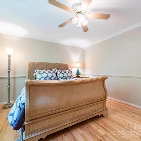 The Davis Den Stylish Pet-friendly Escape Holiday home Charlotte