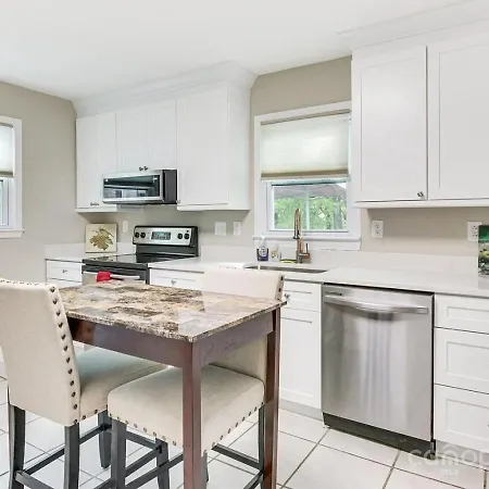 Holiday home The Davis Den Stylish Pet-friendly Escape Charlotte