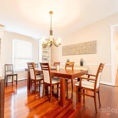 Holiday home The Davis Den Stylish Pet-friendly Escape