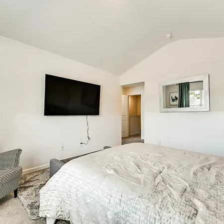 7 Mi To Uptown - Pet-friendly 2-story Townhome! Holiday home