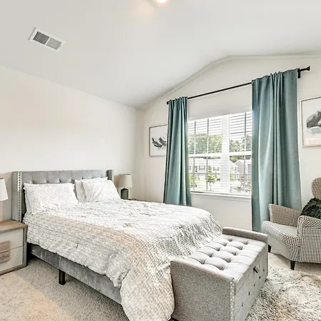 Holiday home 7 Mi To Uptown - Pet-friendly 2-story Townhome!