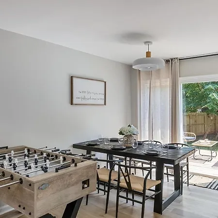 Holiday home Luxe 3 Bedroom Sleeps 6, With Backyard Oasis