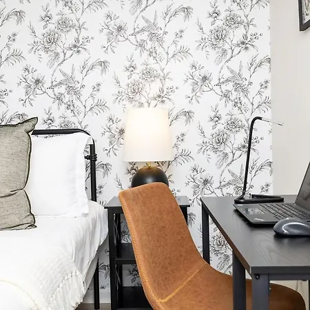 Holiday home Luxe 3 Bedroom Sleeps 6, With Backyard Oasis *