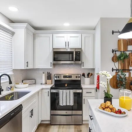 Holiday home Luxe 3 Bedroom Sleeps 6, With Backyard Oasis