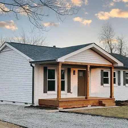 Luxe 3 Bedroom Sleeps 6, With Backyard Oasis Holiday home