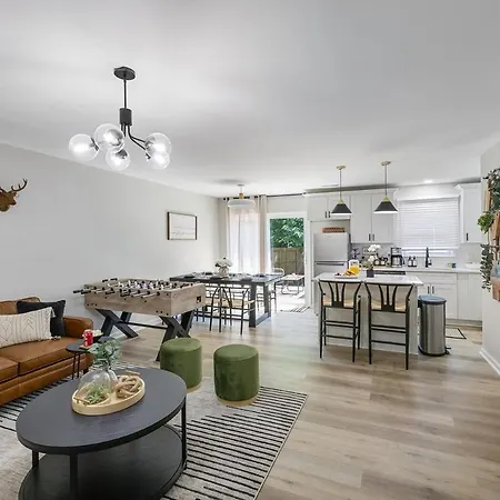 Holiday home Luxe 3 Bedroom Sleeps 6, With Backyard Oasis Charlotte