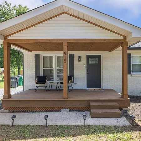 Holiday home Luxe 3 Bedroom Sleeps 6, With Backyard Oasis