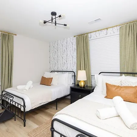 Holiday home Luxe 3 Bedroom Sleeps 6, With Backyard Oasis *
