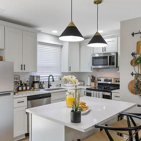 Holiday home Luxe 3 Bedroom Sleeps 6, With Backyard Oasis