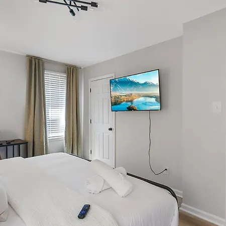Luxe 3 Bedroom Sleeps 6, With Backyard Oasis *