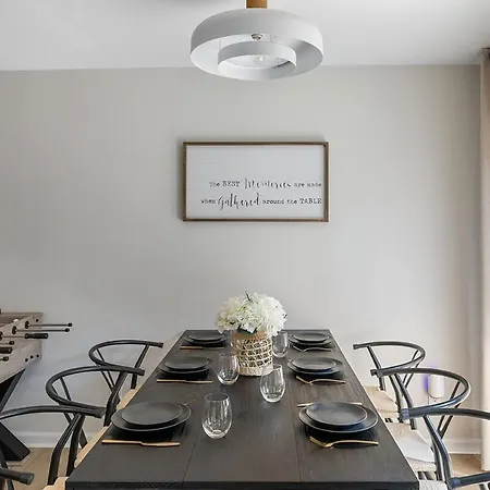 Luxe 3 Bedroom Sleeps 6, With Backyard Oasis Holiday home Charlotte