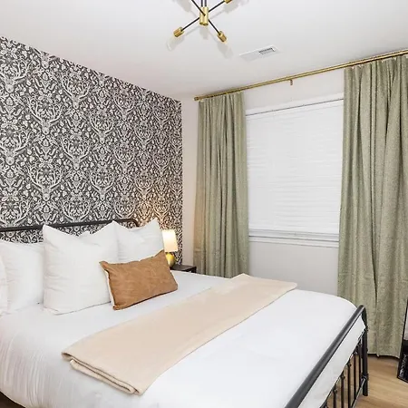 Holiday home Luxe 3 Bedroom Sleeps 6, With Backyard Oasis Charlotte