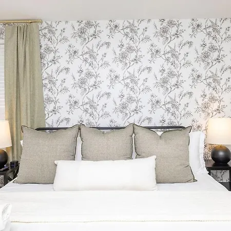 Luxe 3 Bedroom Sleeps 6, With Backyard Oasis Holiday home *