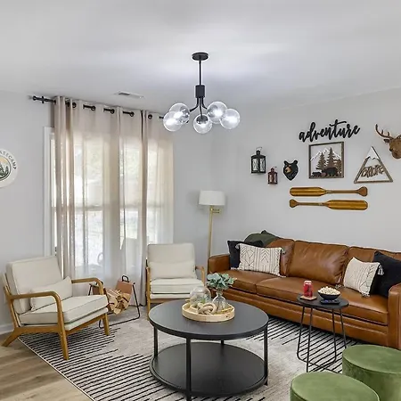 Holiday home Luxe 3 Bedroom Sleeps 6, With Backyard Oasis *