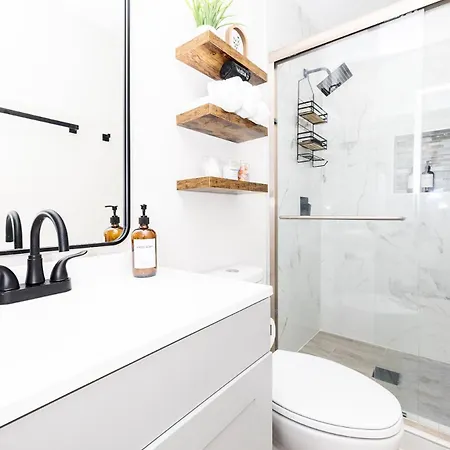 Luxe 3 Bedroom Sleeps 6, With Backyard Oasis Holiday home Charlotte