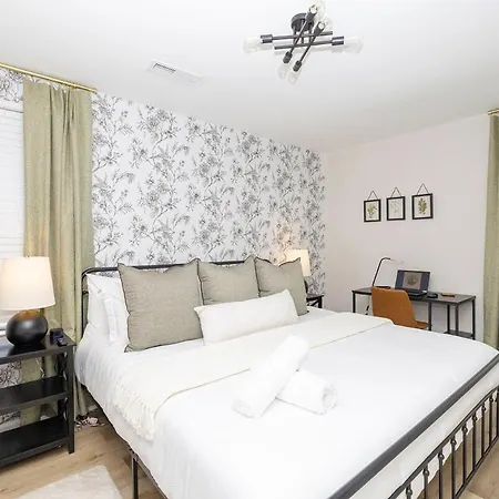 Luxe 3 Bedroom Sleeps 6, With Backyard Oasis