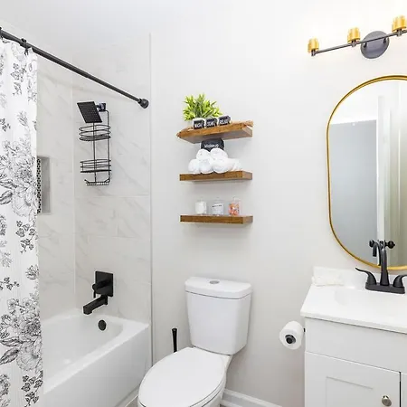 Luxe 3 Bedroom Sleeps 6, With Backyard Oasis Holiday home