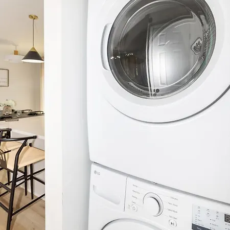 Holiday home Luxe 3 Bedroom Sleeps 6, With Backyard Oasis *