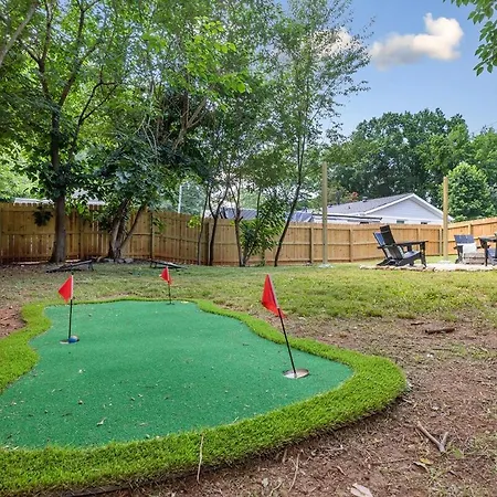 Luxe 3 Bedroom Sleeps 6, With Backyard Oasis *