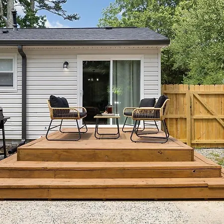 Luxe 3 Bedroom Sleeps 6, With Backyard Oasis