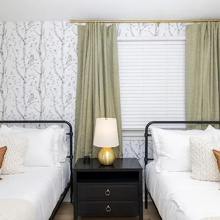 Holiday home Luxe 3 Bedroom Sleeps 6, With Backyard Oasis