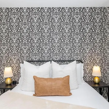 Luxe 3 Bedroom Sleeps 6, With Backyard Oasis * Charlotte