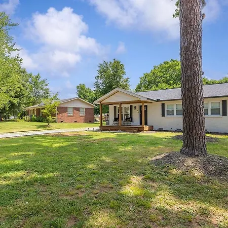 Luxe 3 Bedroom Sleeps 6, With Backyard Oasis