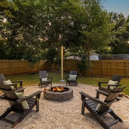 Luxe 3 Bedroom Sleeps 6, With Backyard Oasis Holiday home *