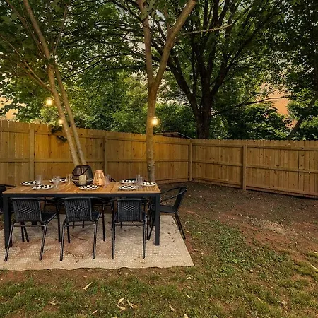 Luxe 3 Bedroom Sleeps 6, With Backyard Oasis