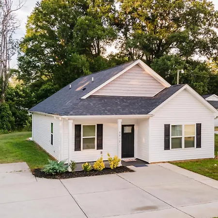 Uptown 3br | Hot Tub + Fire Pit Holiday home *