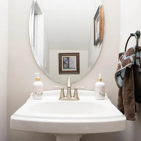Amazing 2 Beds And 2 Baths Apartment *