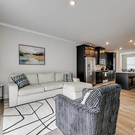 2 Mi To Uptown Charlotte: Family Townhome! Holiday home