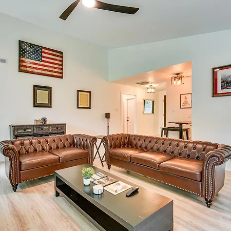 10 Mi To Uptown Family With Backyard Holiday home