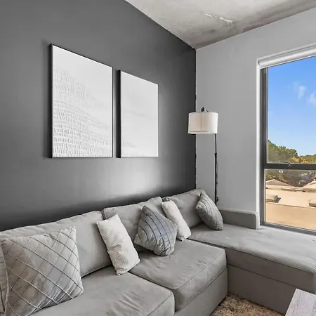 Luxe King 2br In South End Apartment