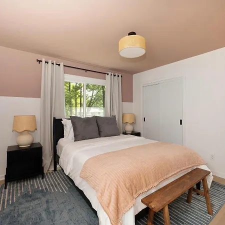 Newly Renovated-private Pool & Huge Deck Holiday home *