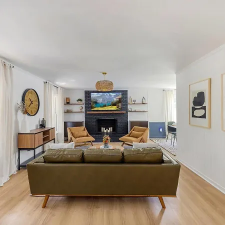 Newly Renovated-private Pool & Huge Deck Holiday home *