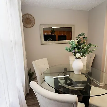 3 Bedroom House 10 Mins To Uptown Holiday home