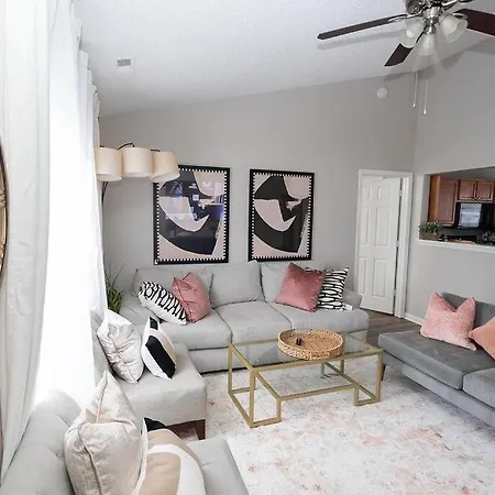 Holiday home 3 Bedroom House 10 Mins To Uptown