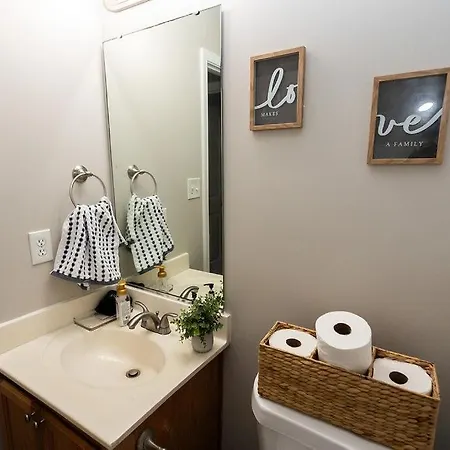 3 Bedroom House 10 Mins To Uptown