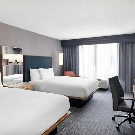 Courtyard Center Hotel 3*