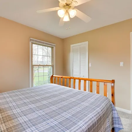Holiday home Cozy W/ Fenced Yard < 1 Mi Downtown Matthews!