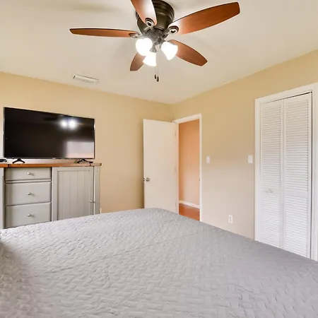 Holiday home Cozy W/ Fenced Yard < 1 Mi Downtown Matthews! *
