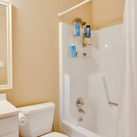 Holiday home Cozy W/ Fenced Yard < 1 Mi Downtown Matthews! Charlotte