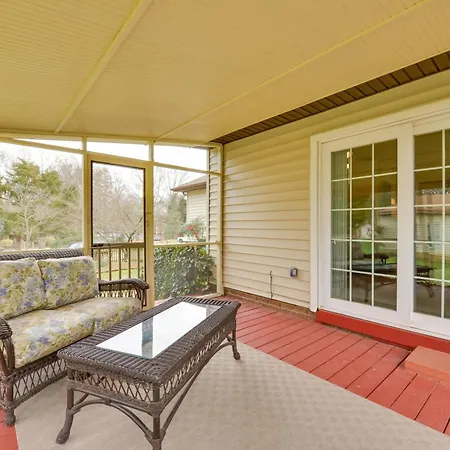 Cozy W/ Fenced Yard < 1 Mi Downtown Matthews! Charlotte